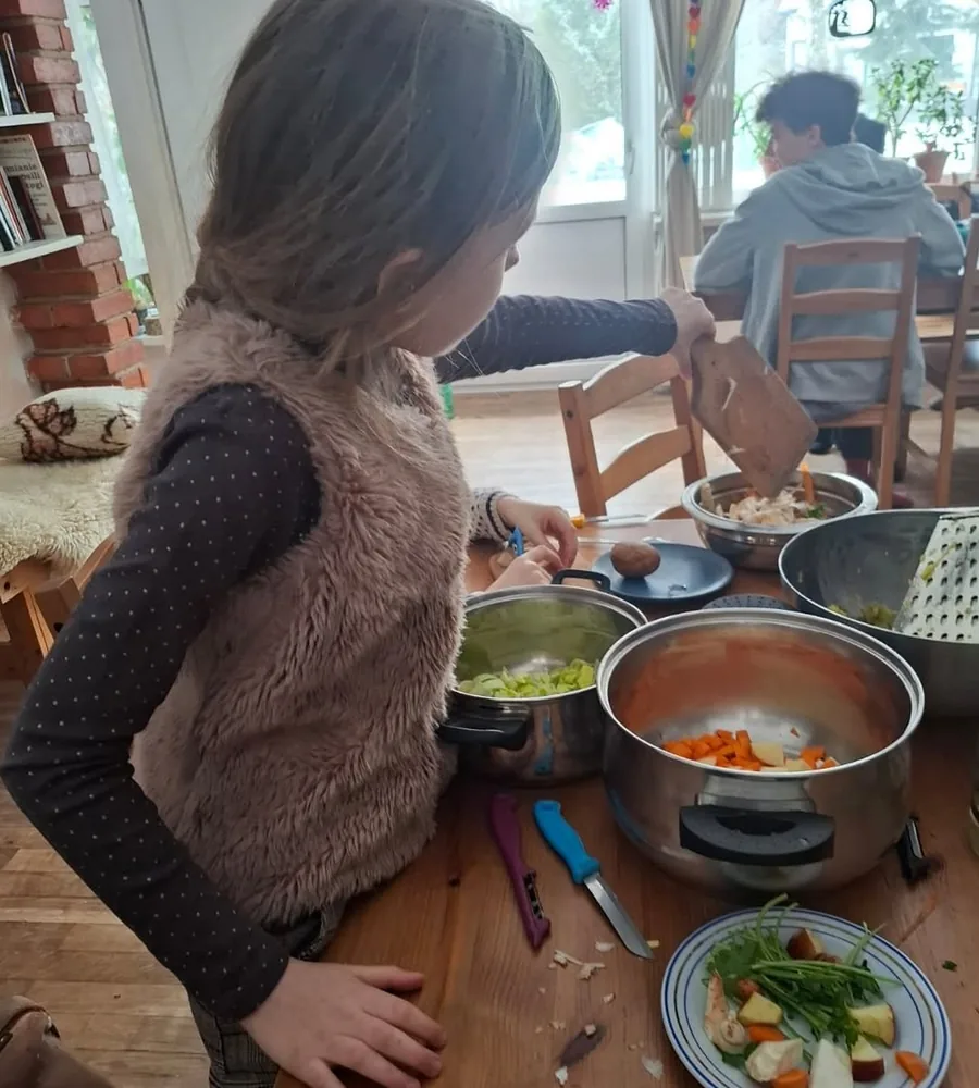 Codzienne zajęcia w szkole waldorfskiej w Komorowie — otwarta klasa, w której bywają rodzice