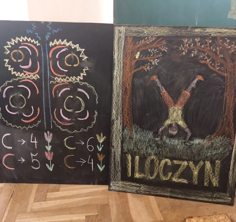 Rodzic i dziecko wypełniający formalności zgłoszenia do edukacji domowej