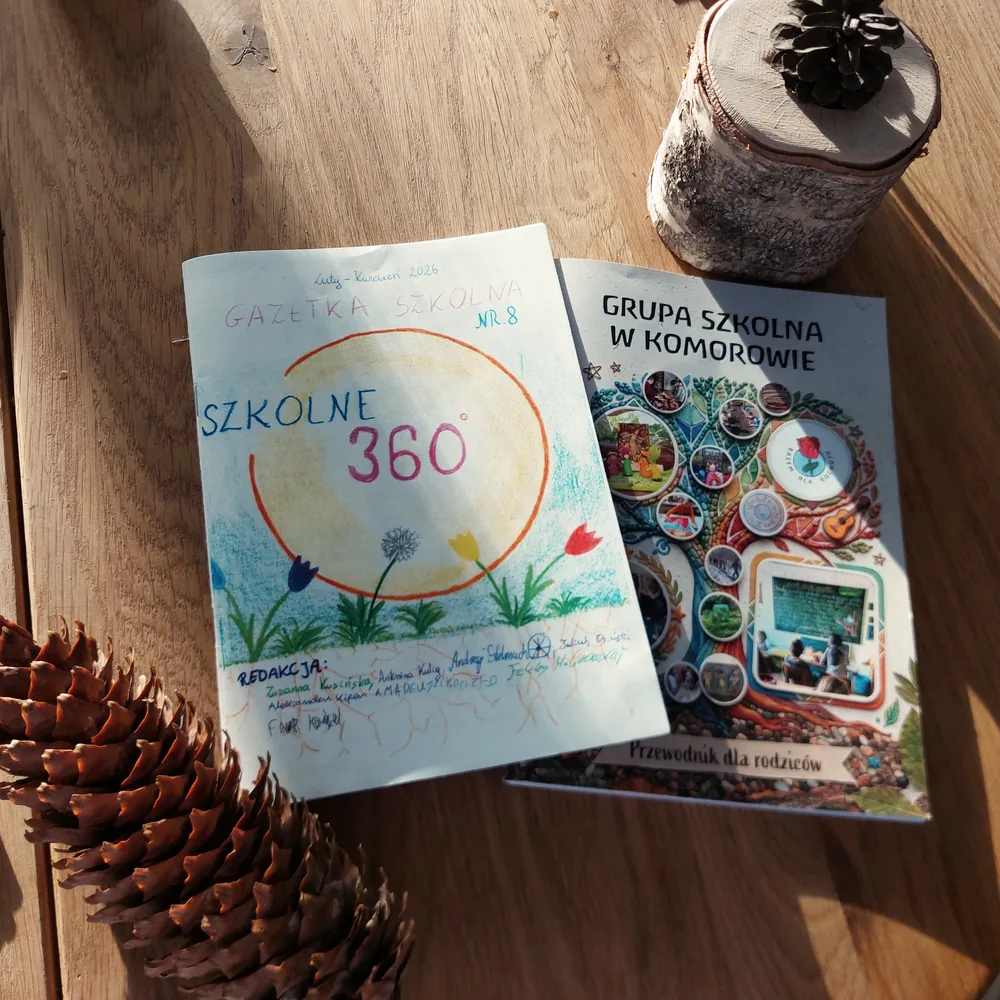 Gazetka szkolna Szkoła 360 i broszura informacyjna Grupa Szkolna w Komorowie rozłożone na stole