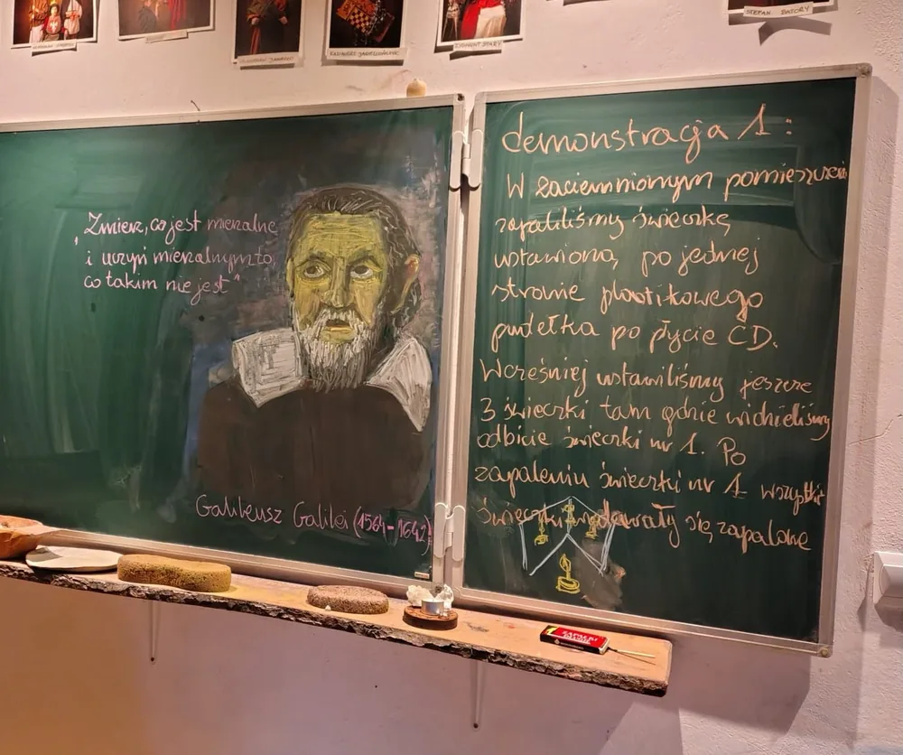 Grupa dzieci bawiących się razem na dworze