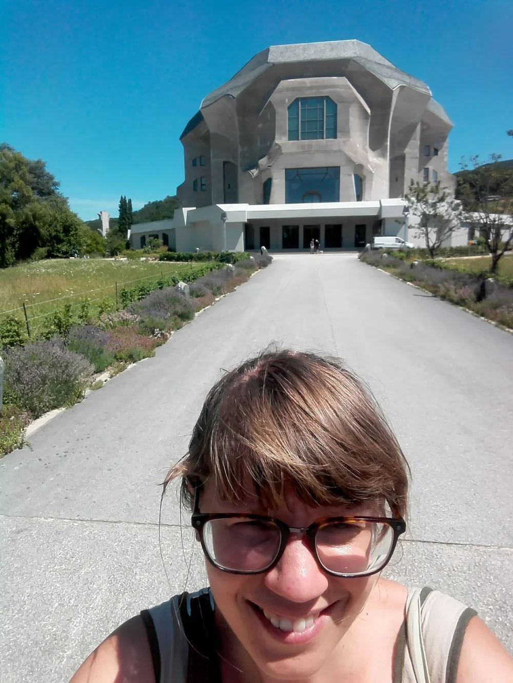 Autorka, Katarzyna Kusińska, przed budynkiem Goetheanum w Dornach w Szwajcarii